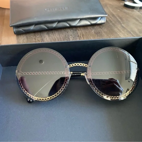 Chic Black Sunglasses with Chain Detail - Picture 12 of 15